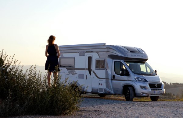 Comment optimiser l'utilisation de l'espace dans un camping-car pour des voyages longue distance?